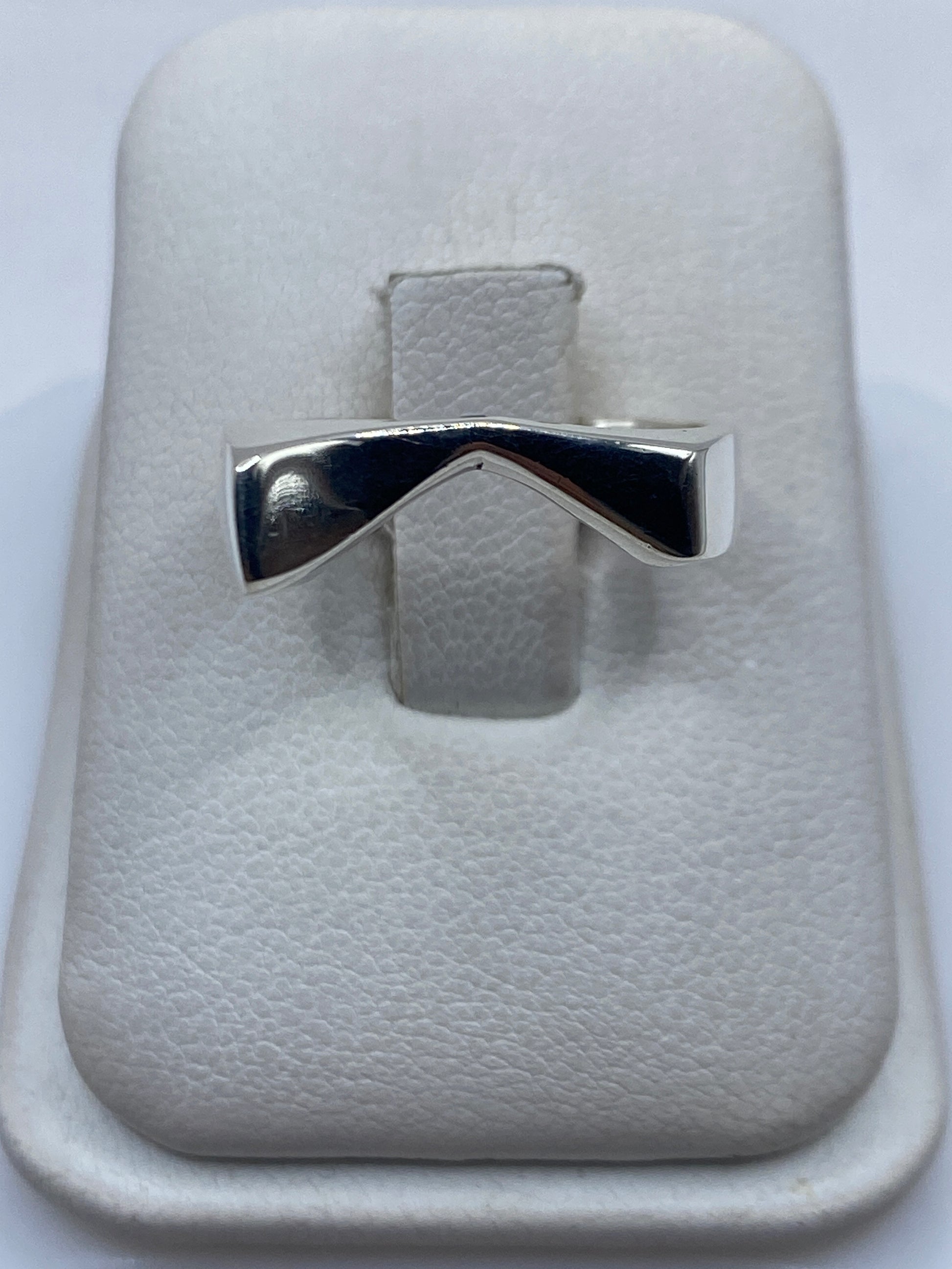 Anillo de plata geométrico angular en talla 8, detalle frontal del diseño triangular