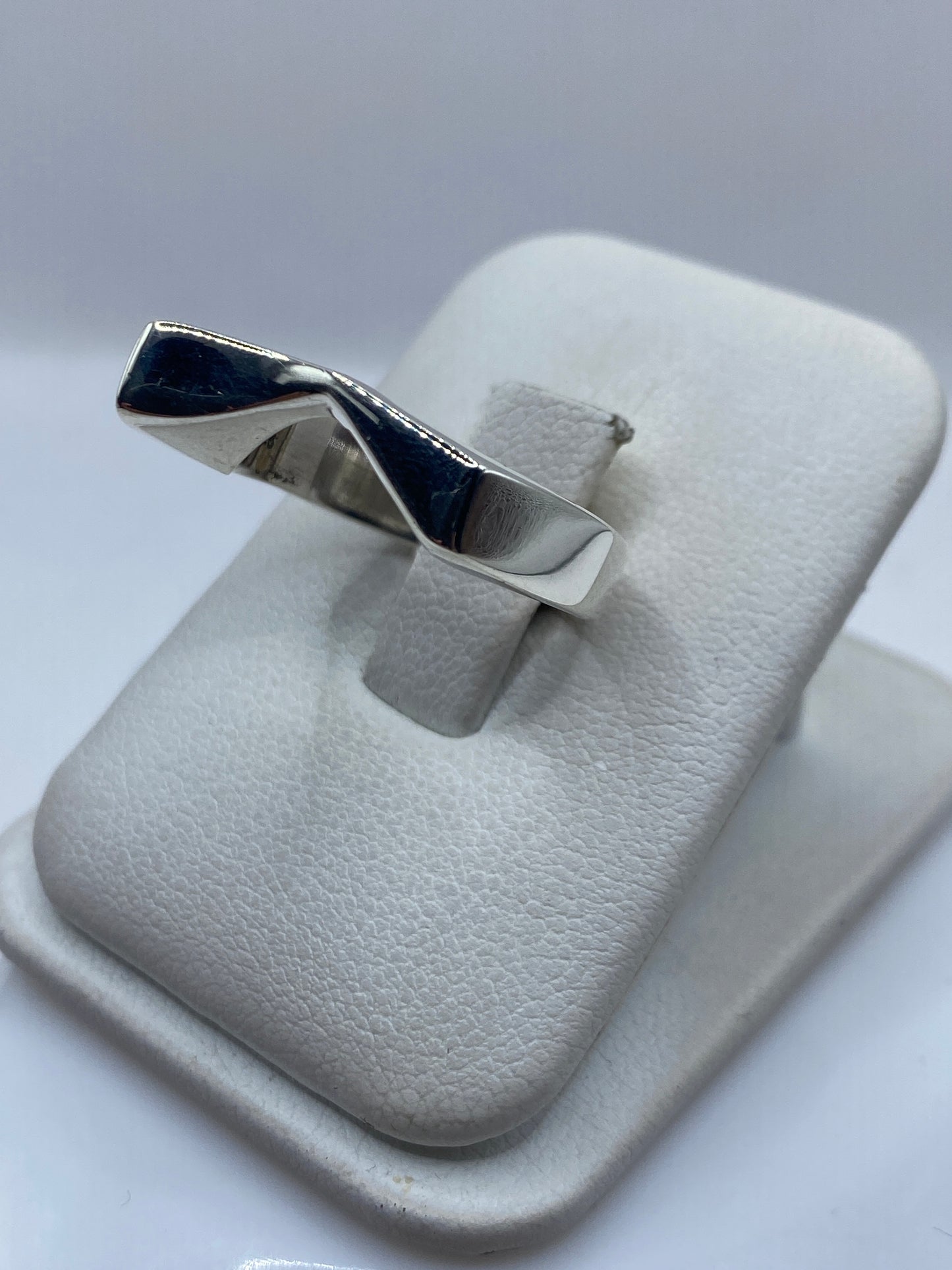Anillo minimalista plata .925 en mano, mostrando el peso y la presencia del diseño