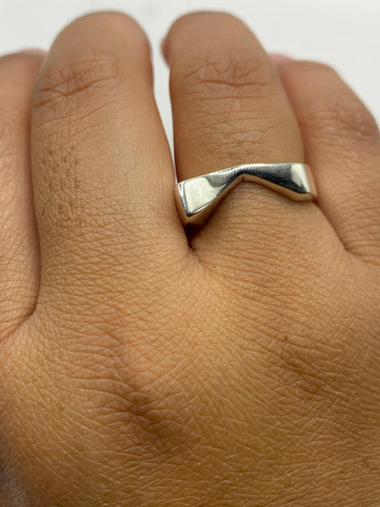 Anillo de plata en caja de joyería, sello .925 MEXICO visible en la banda interior