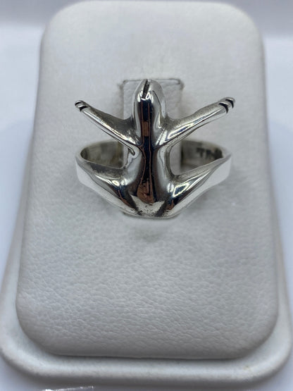 Anillo de plata .925 con diseño ala minimalista en forma abierta sobre anillo de presentación