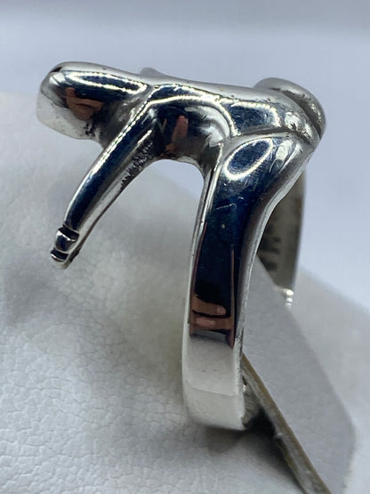 Detalle del anillo ala minimalista en mano de mujer mostrando acabado y proporción