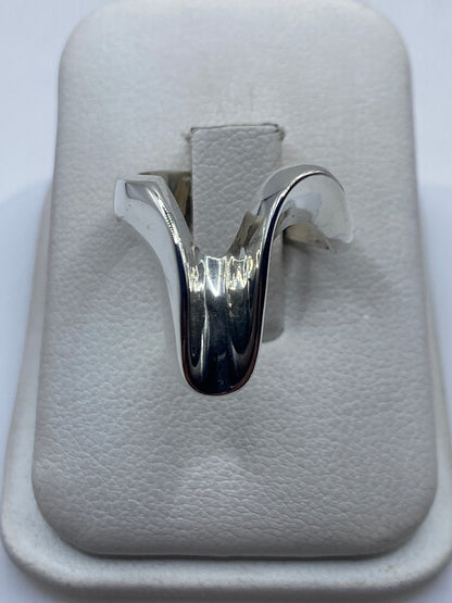 Anillo de plata minimalista fluido en estuche de presentación blanco
