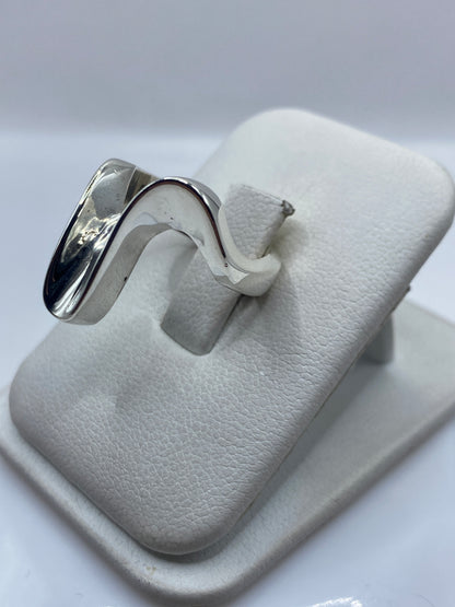 Detalle lateral del anillo orgánico mostrando el pulido espejo de joyería fina