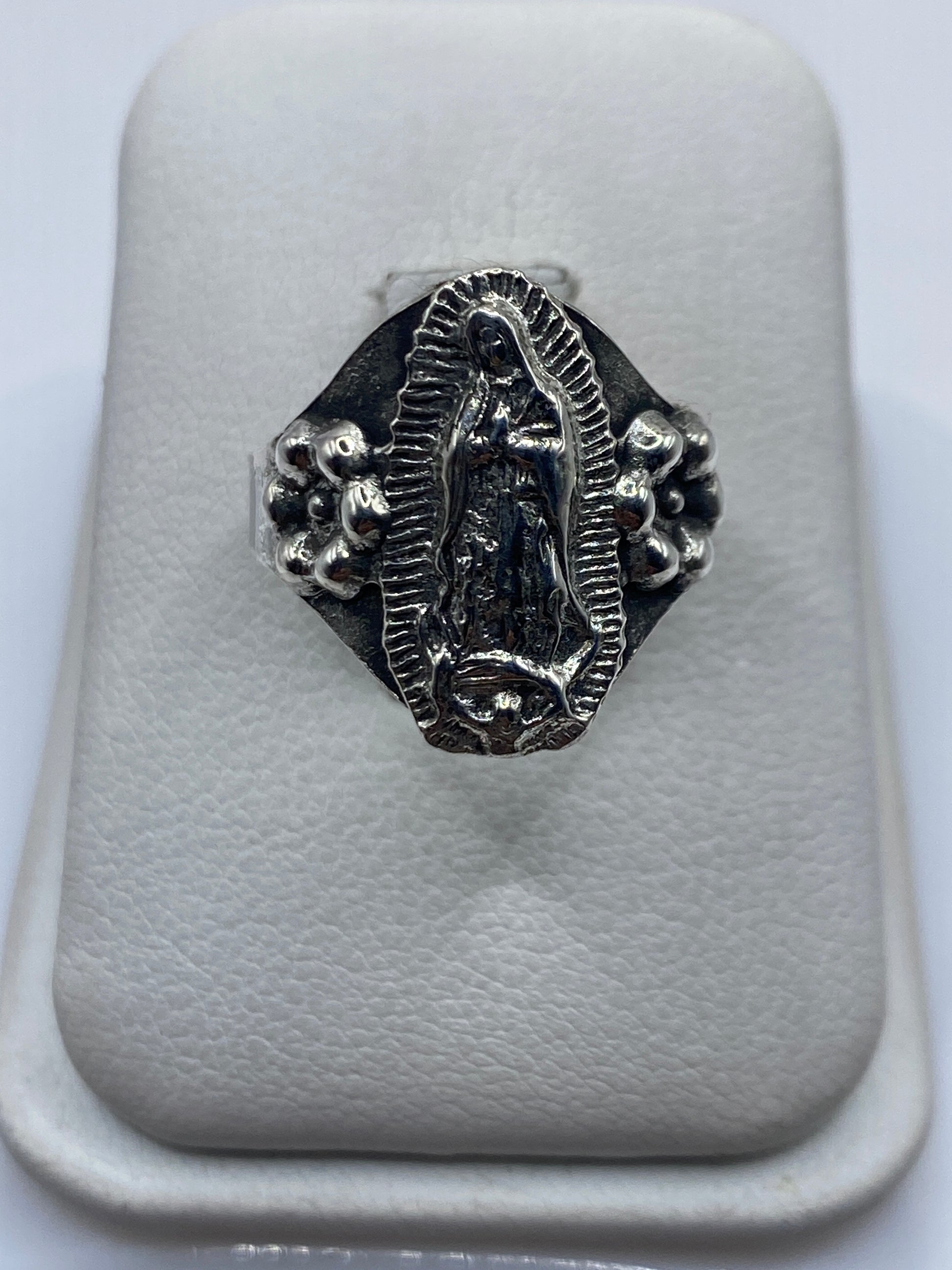 Anillo de plata con la Virgen de Guadalupe tallada a mano, vista frontal