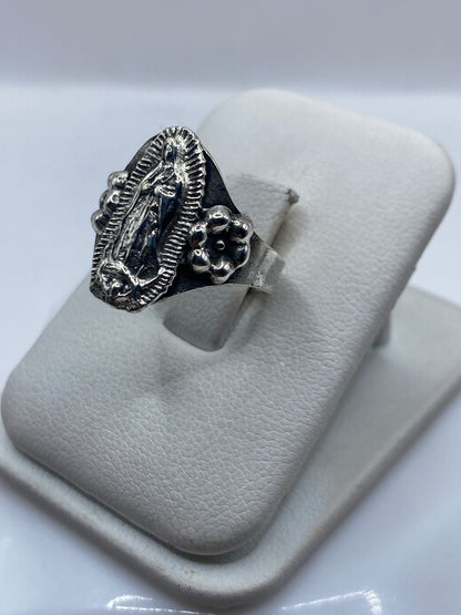 Detalle del rostro y la aureola de la Virgen grabados en plata .925