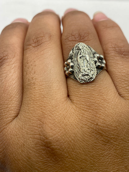 Anillo sobre fondo gris mostrando el sello 925 MEXICO en la banda