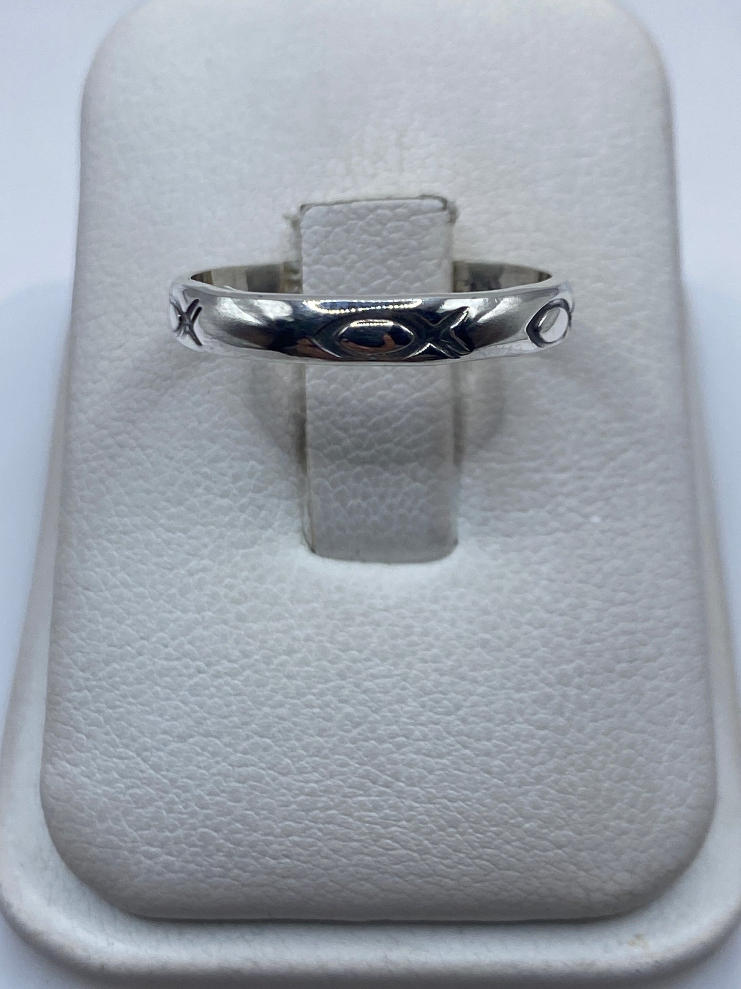 Anillo sello de plata .925 en caja de exhibición blanca, vista frontal