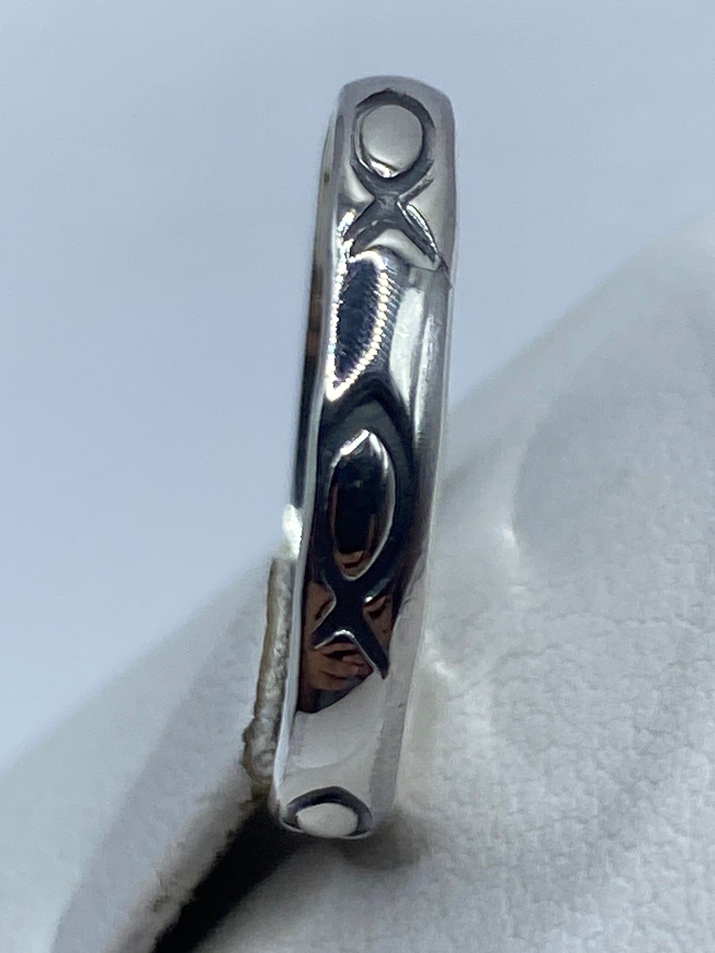 Detalle del sello .925 grabado en la banda interior del anillo