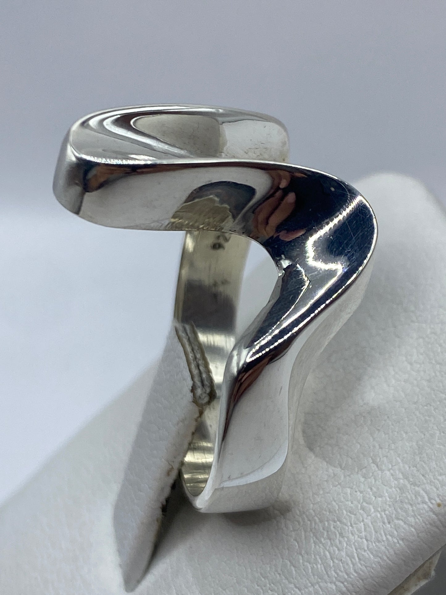 Detalle lateral del anillo minimalista, perfil que muestra el peso y la calidad de la plata .925