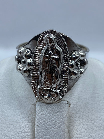 Detalle del tallado artesanal de la Virgen en plata pura