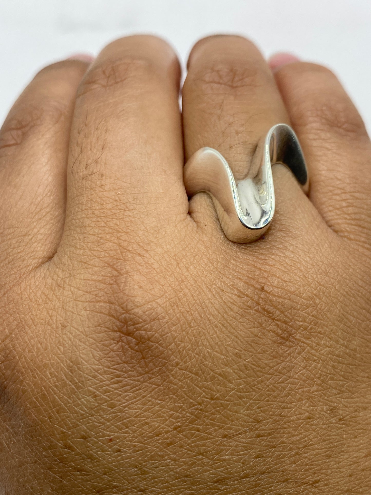 Anillo de plata minimalista sobre balanza mostrando 8.4 gramos