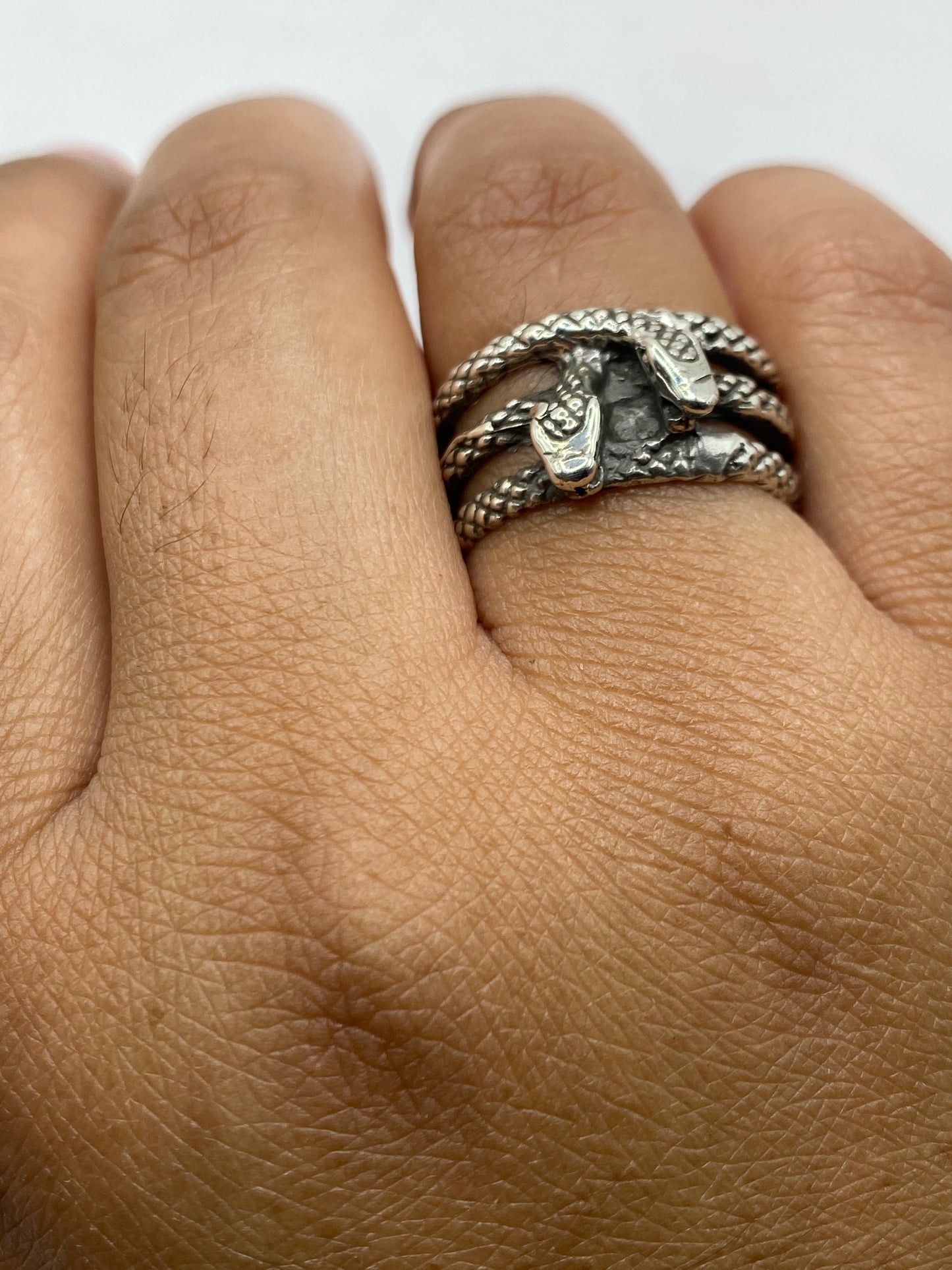 Anillo sobre fondo neutro mostrando el sello de plata .925 y el acabado pulido de Taxco