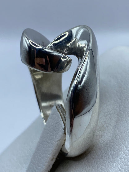 Detalle lateral del anillo moderno con pulido espejo y acabado reflejante