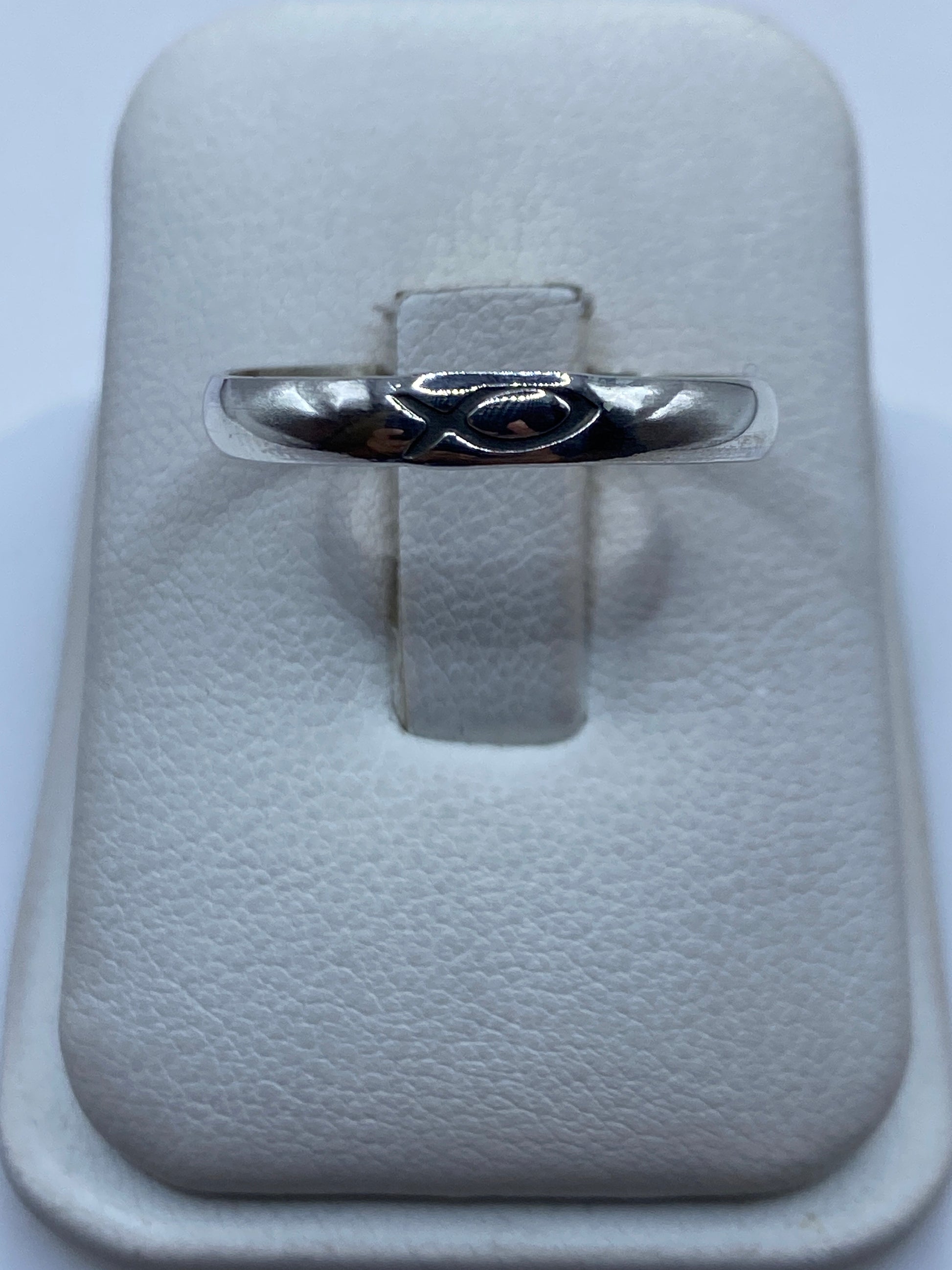Anillo de plata banda lisa minimalista en estuche blanco, vista frontal