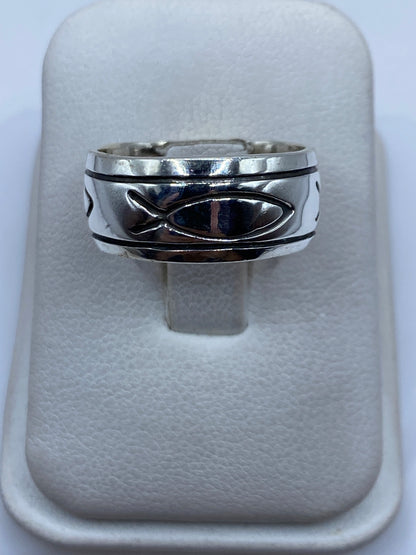 Anillo de plata .925 con sello grabado en banda gruesa, vista frontal