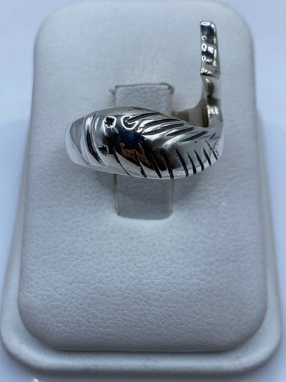 Anillo de plata tallado a mano con diseño étnico en estuche de presentación