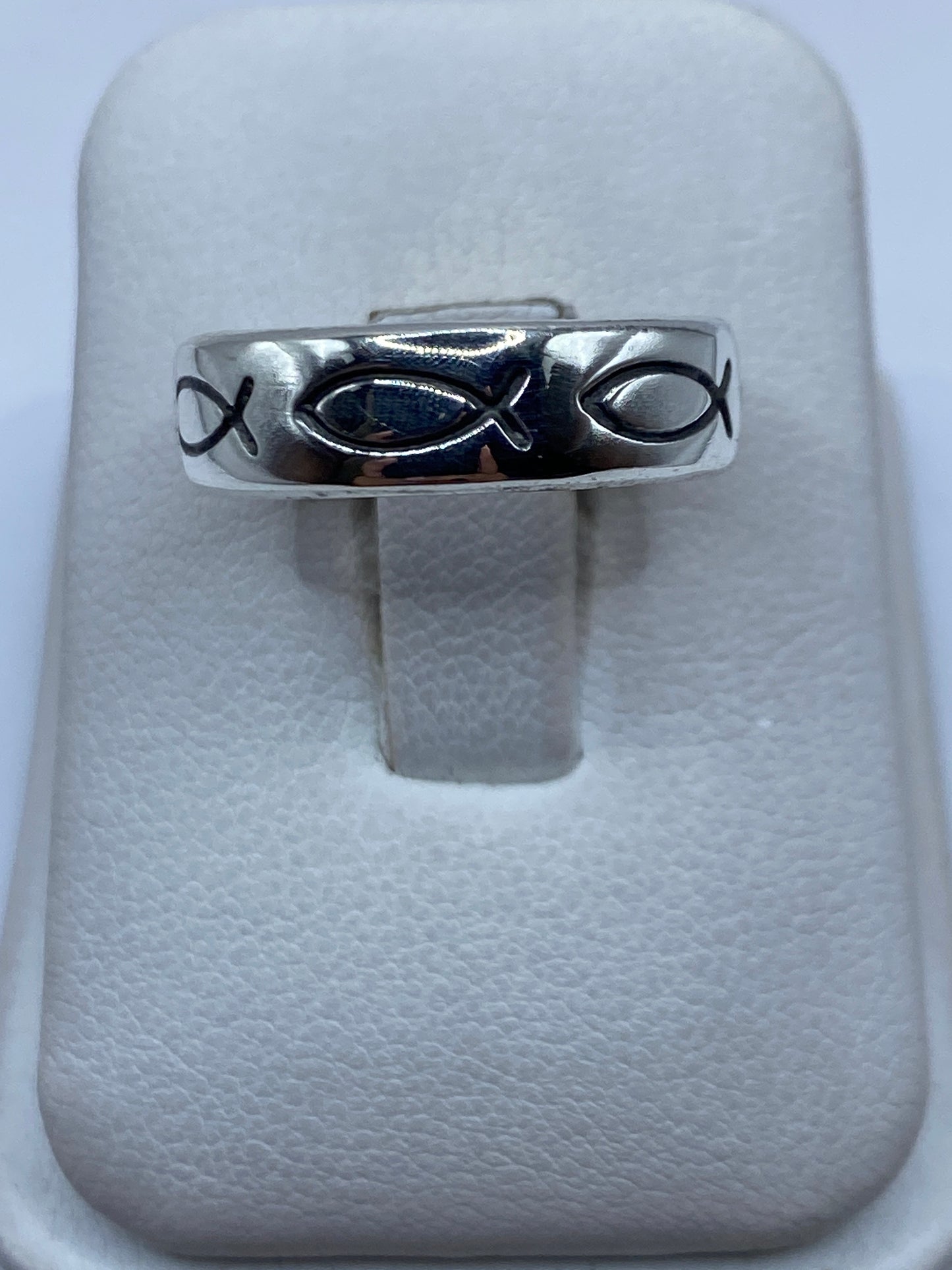Anillo de plata .925 con peces tallados a mano, vista frontal