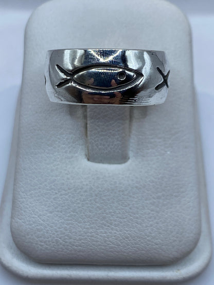 Anillo de plata .925 con banda ancha pulida y sello grabado, visto desde arriba