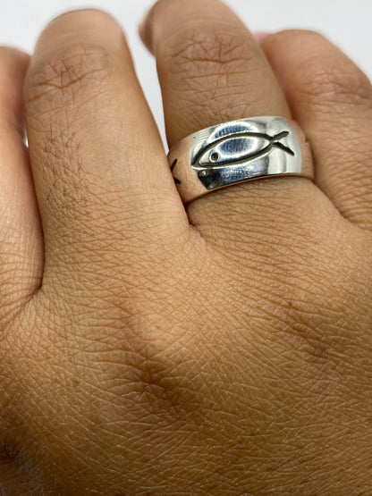 Anillo puesto en mano mostrando el peso y presencia de la plata auténtica