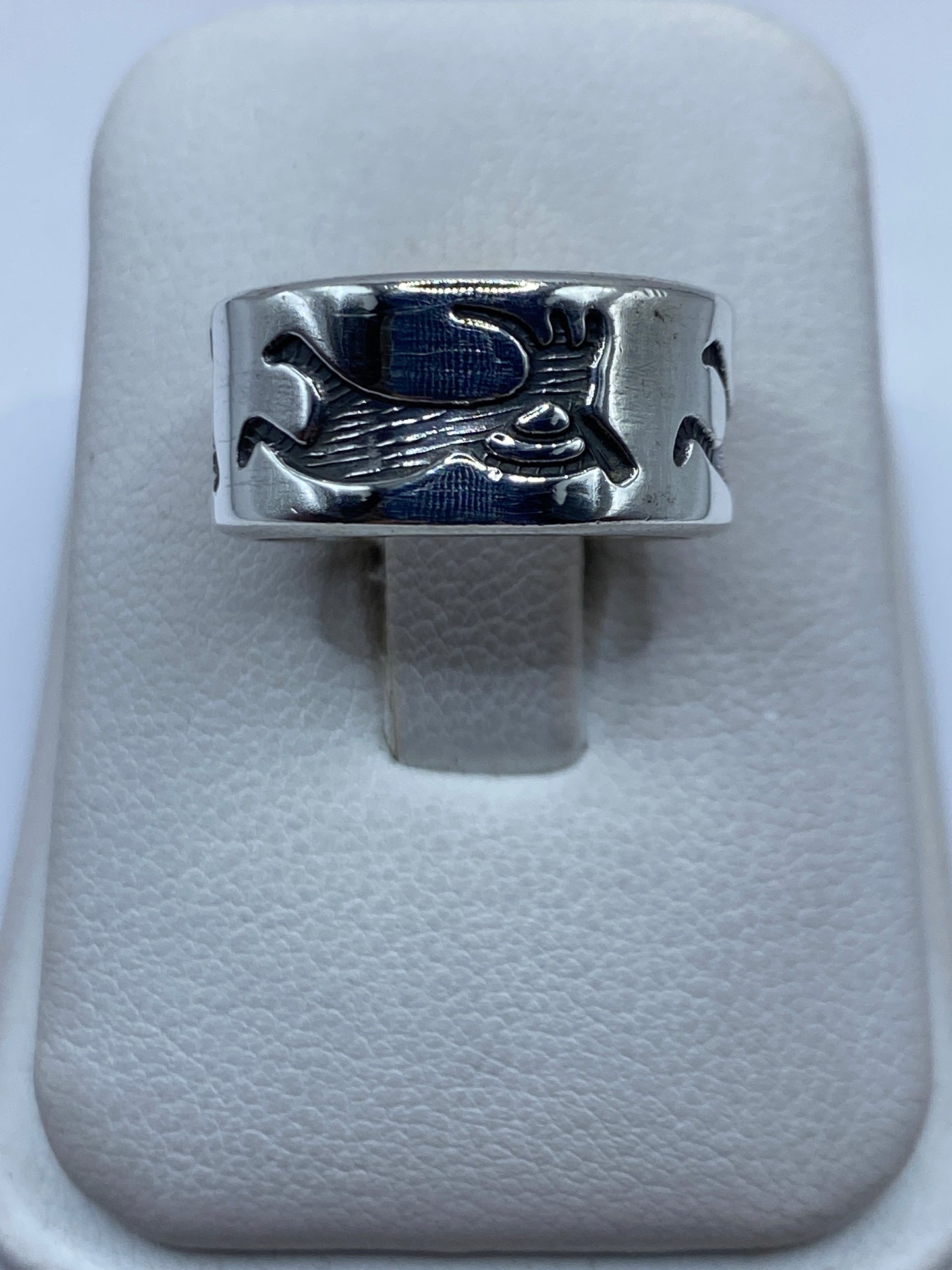 Anillo de plata prehispánico con banda tallada símbolos Taxqueños vista frontal