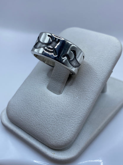 Detalle lateral del anillo mostrando profundidad del tallado y acabado manual