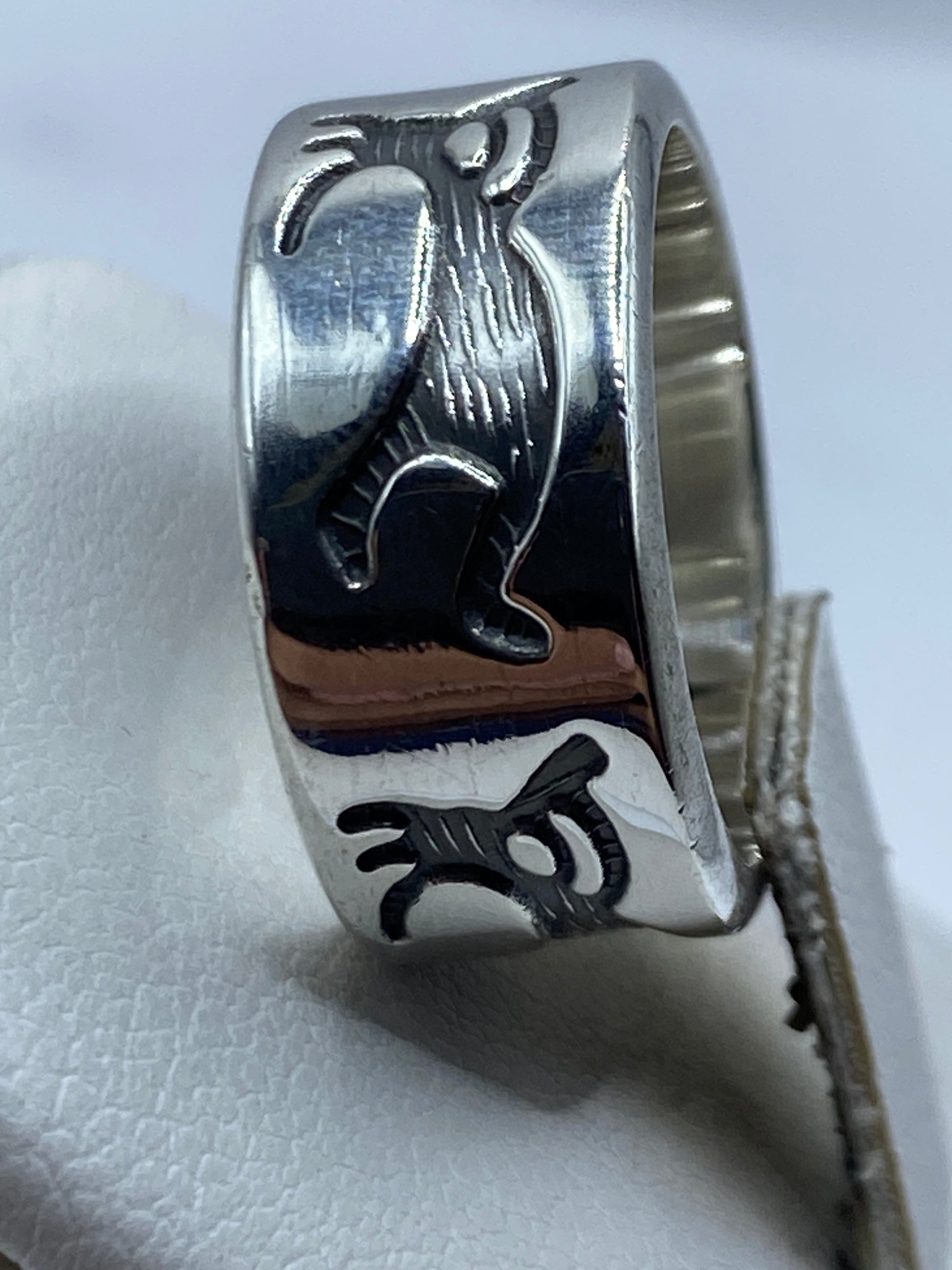 Anillo en la mano mostrando proporción y peso macizo de la pieza