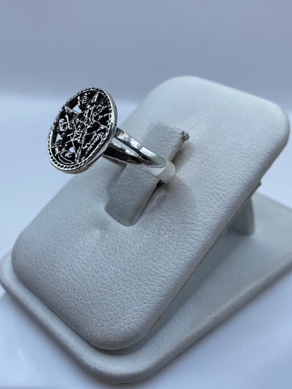 Detalle lateral del anillo prehispánico mostrando la profundidad del tallado en plata .925