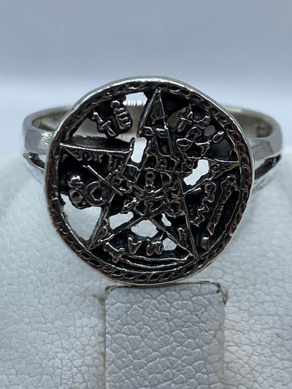 Anillo prehispánico en la mano de una persona, vista de uso cotidiano con patina controlada