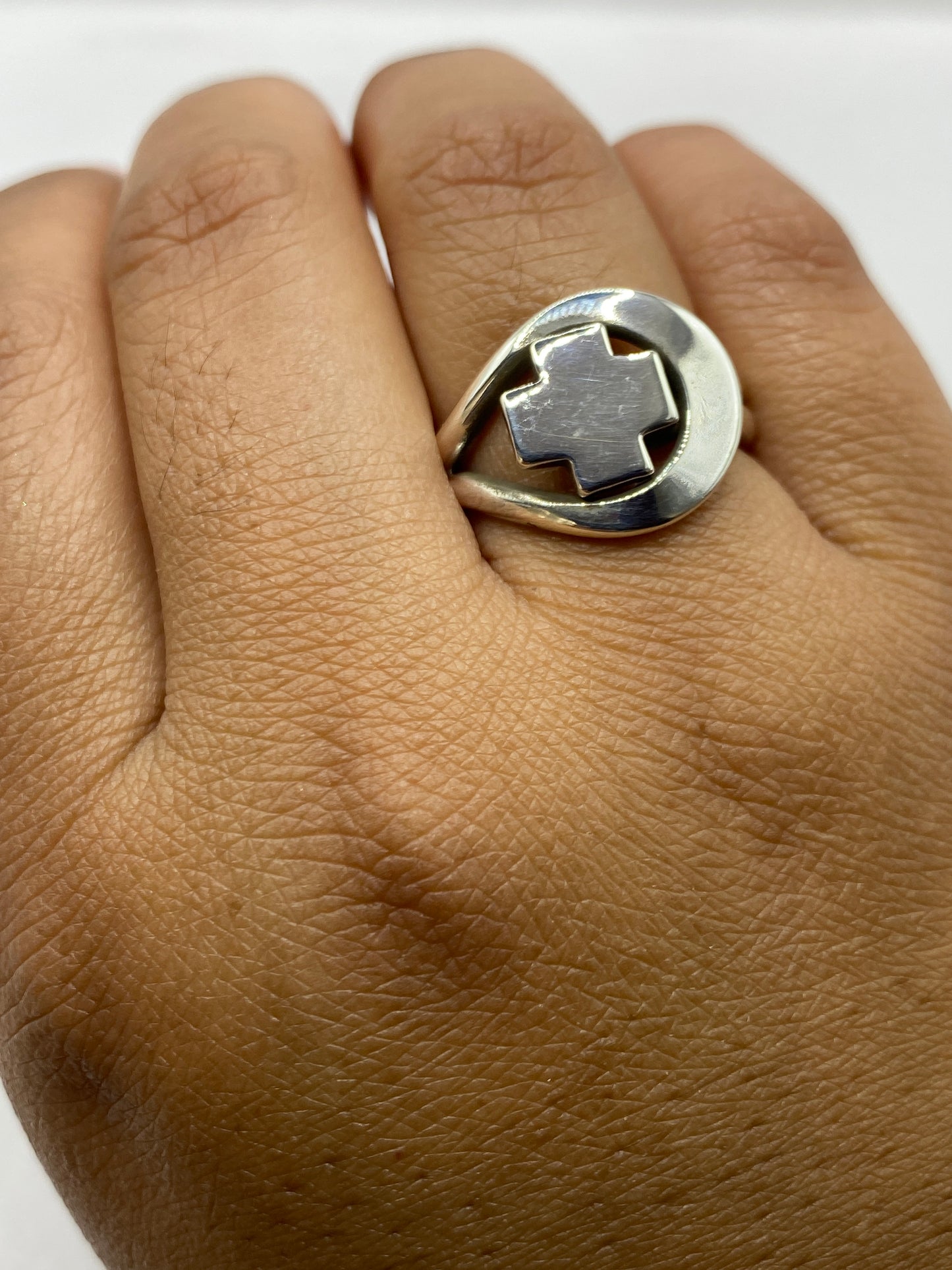 Anillo geométrico sobre fondo blanco mostrando sello .925 en la banda