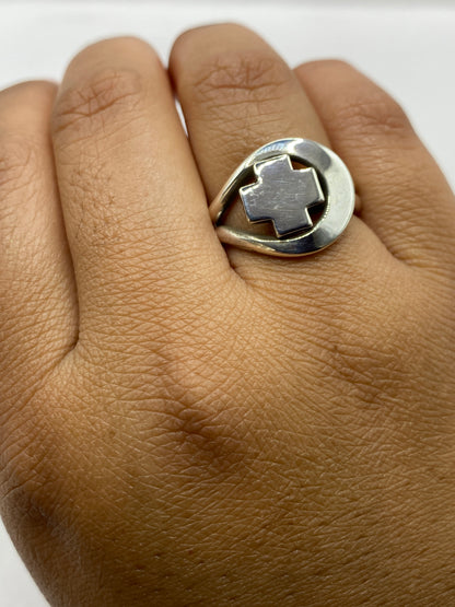 Anillo geométrico sobre fondo blanco mostrando sello .925 en la banda