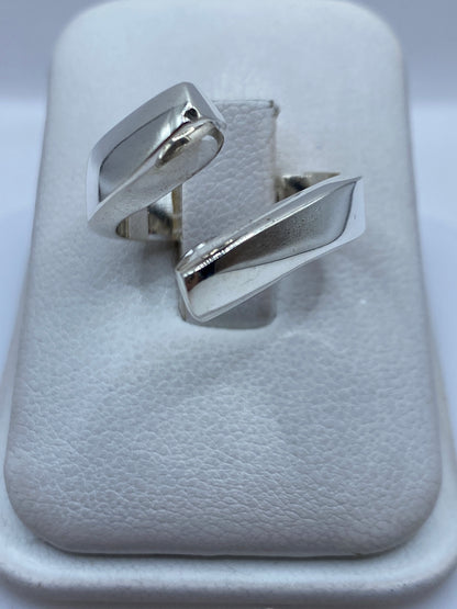 Anillo de plata ajustable minimalista en estuche blanco sobre fondo gris