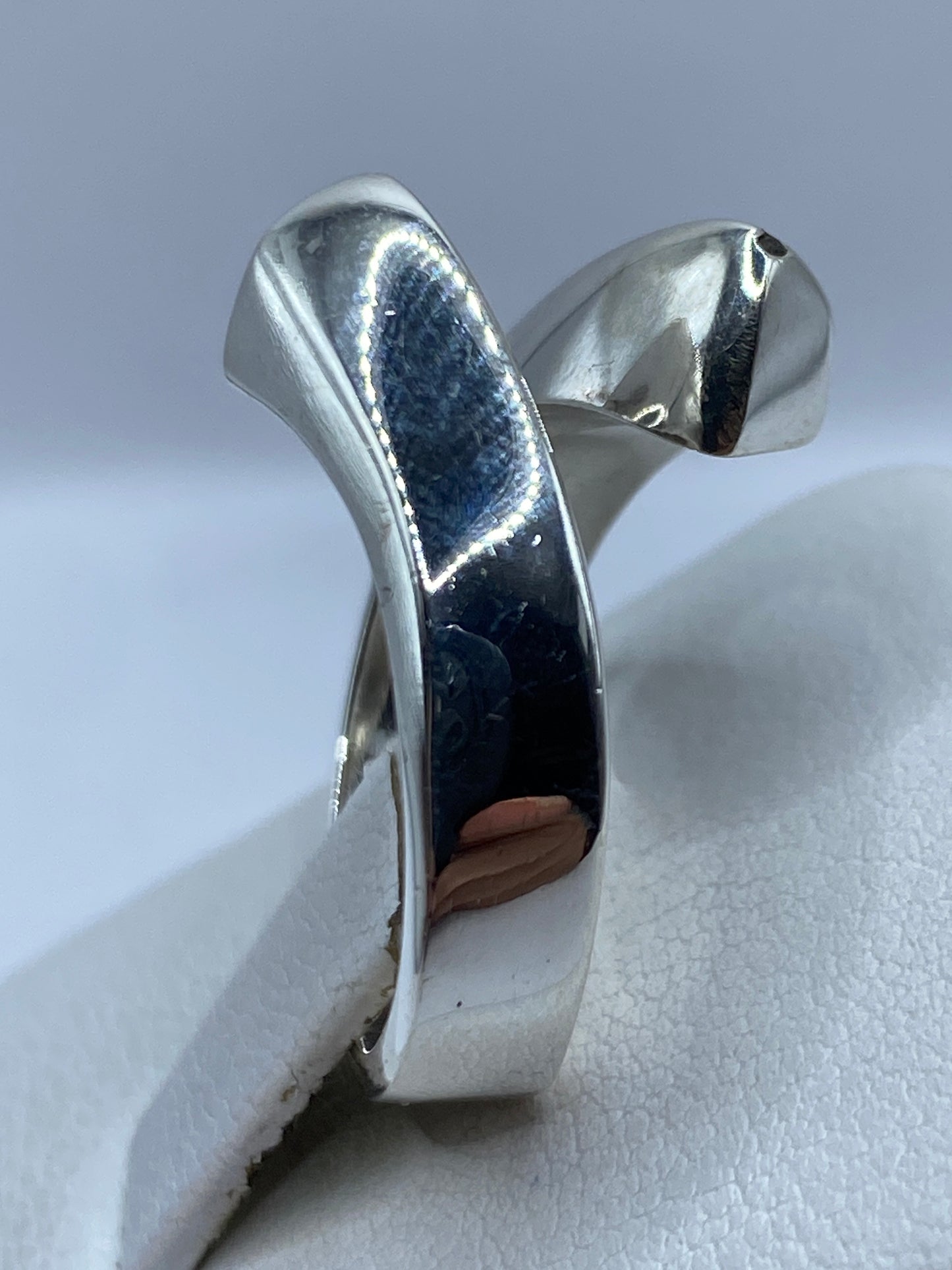 Detalle del anillo ajustable de plata pura Taxco con sello 925