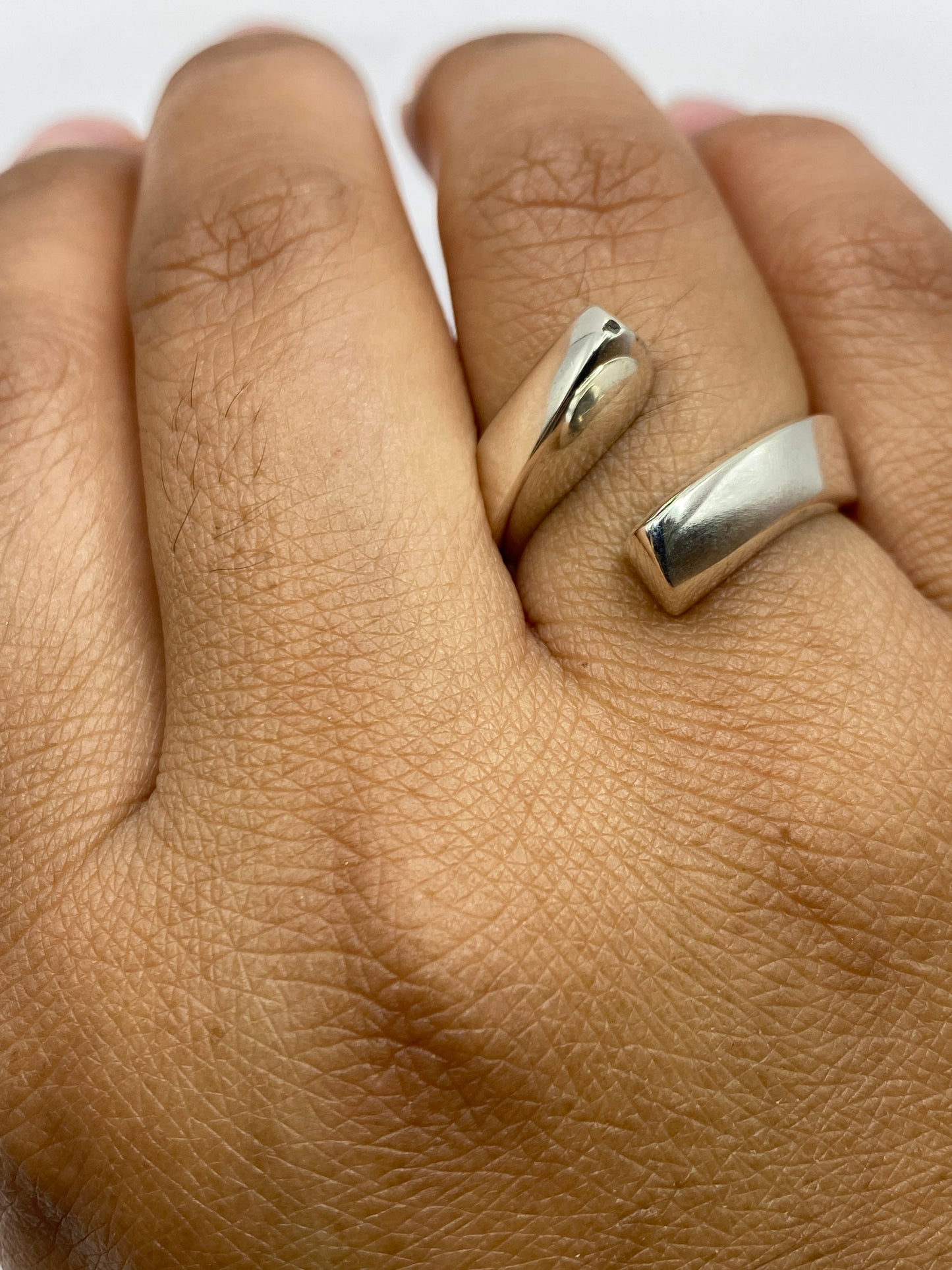 Anillo de plata minimalista en mano de mujer, demostrando comodidad y ajuste