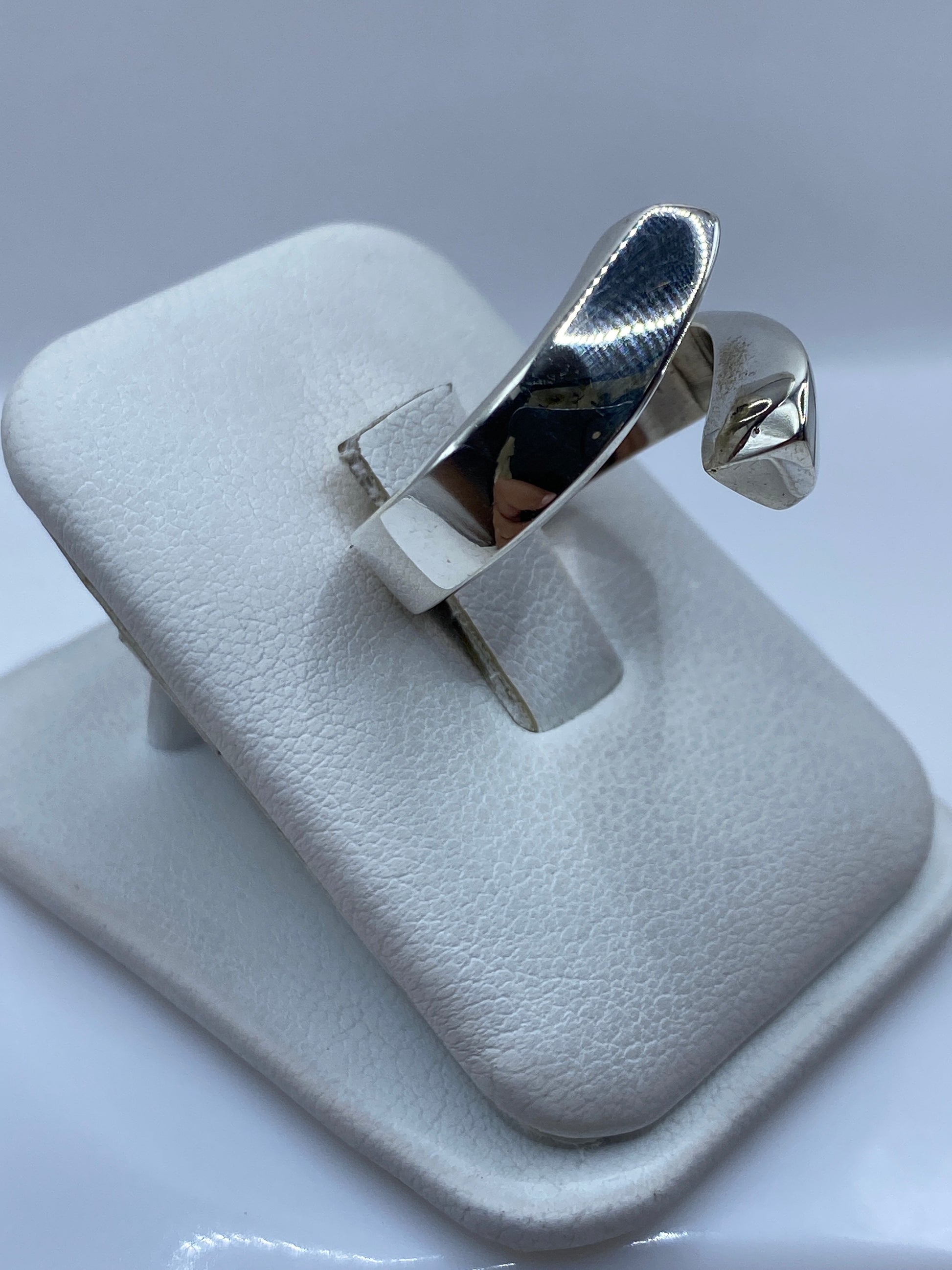 Vista superior del anillo de plata .925 con proporciones equilibradas