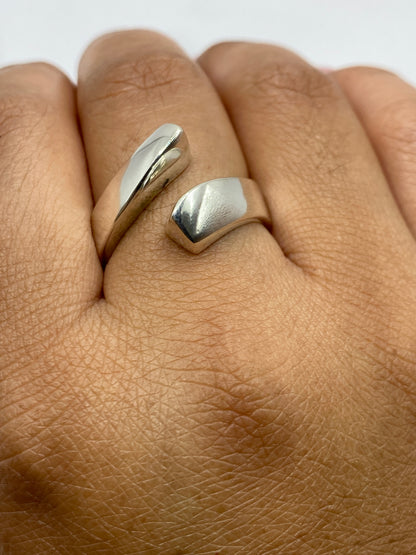 Anillo ajustable de plata en mano, evidenciando comodidad y peso generoso