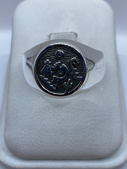 Anillo de plata sello prehispánico con iconografía tallada en relieve, frente circular de 18 mm