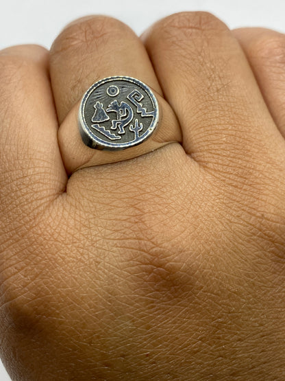 Anillo sello en la mano mostrando la presencia y proporción de la pieza de 14 gramos