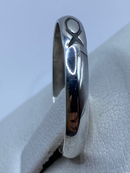 Anillo de banda en mano demostrando comodidad y versatilidad para uso diario