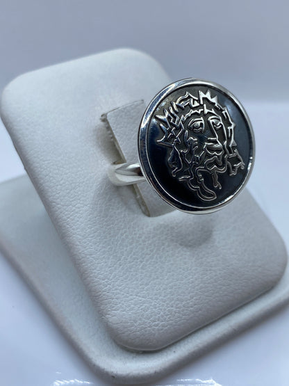 Anillo sello de plata .925 en la mano, mostrando presencia y peso real