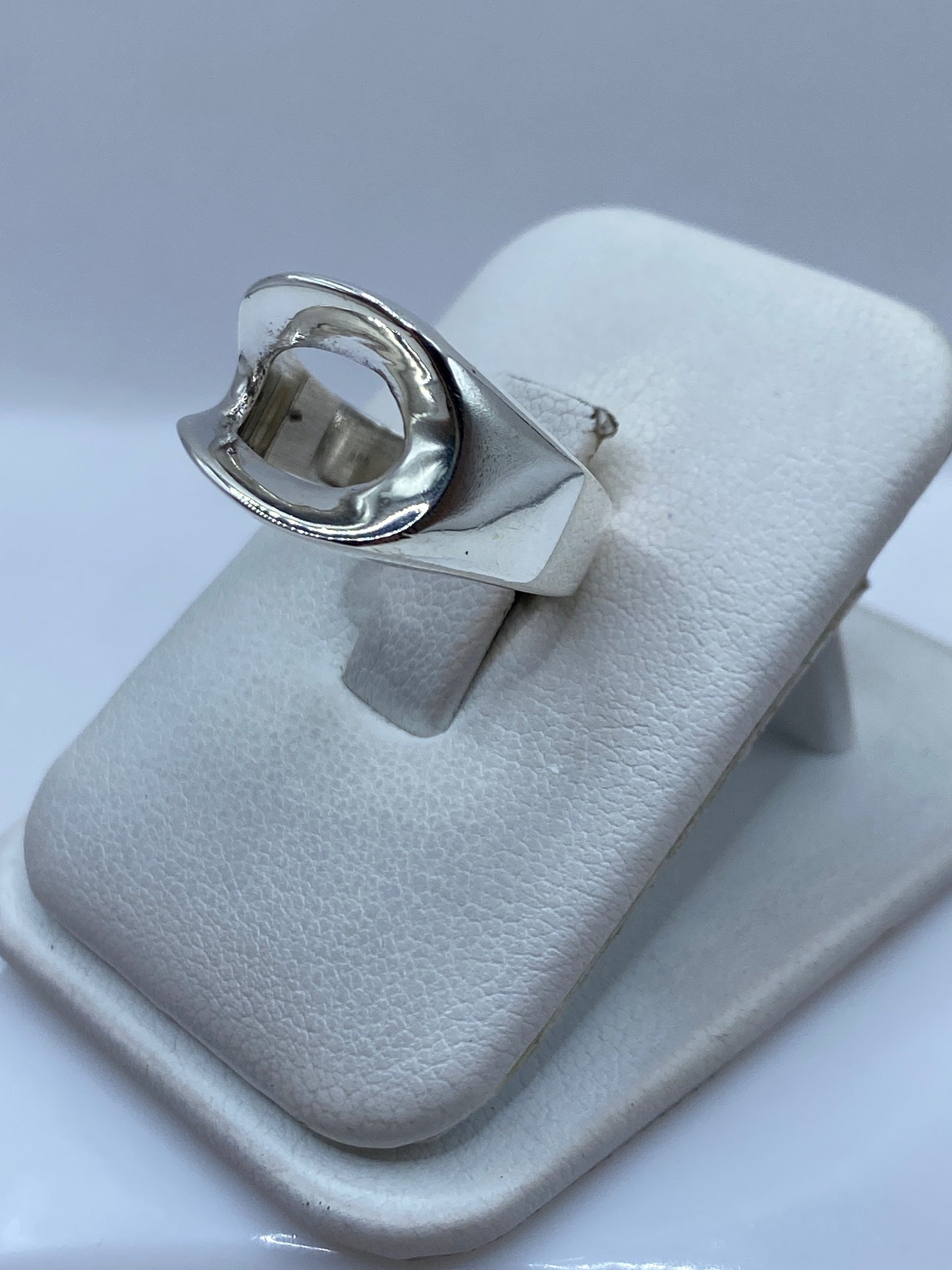 Vista lateral del anillo solitario en plata .925, detalle del pulido brillante