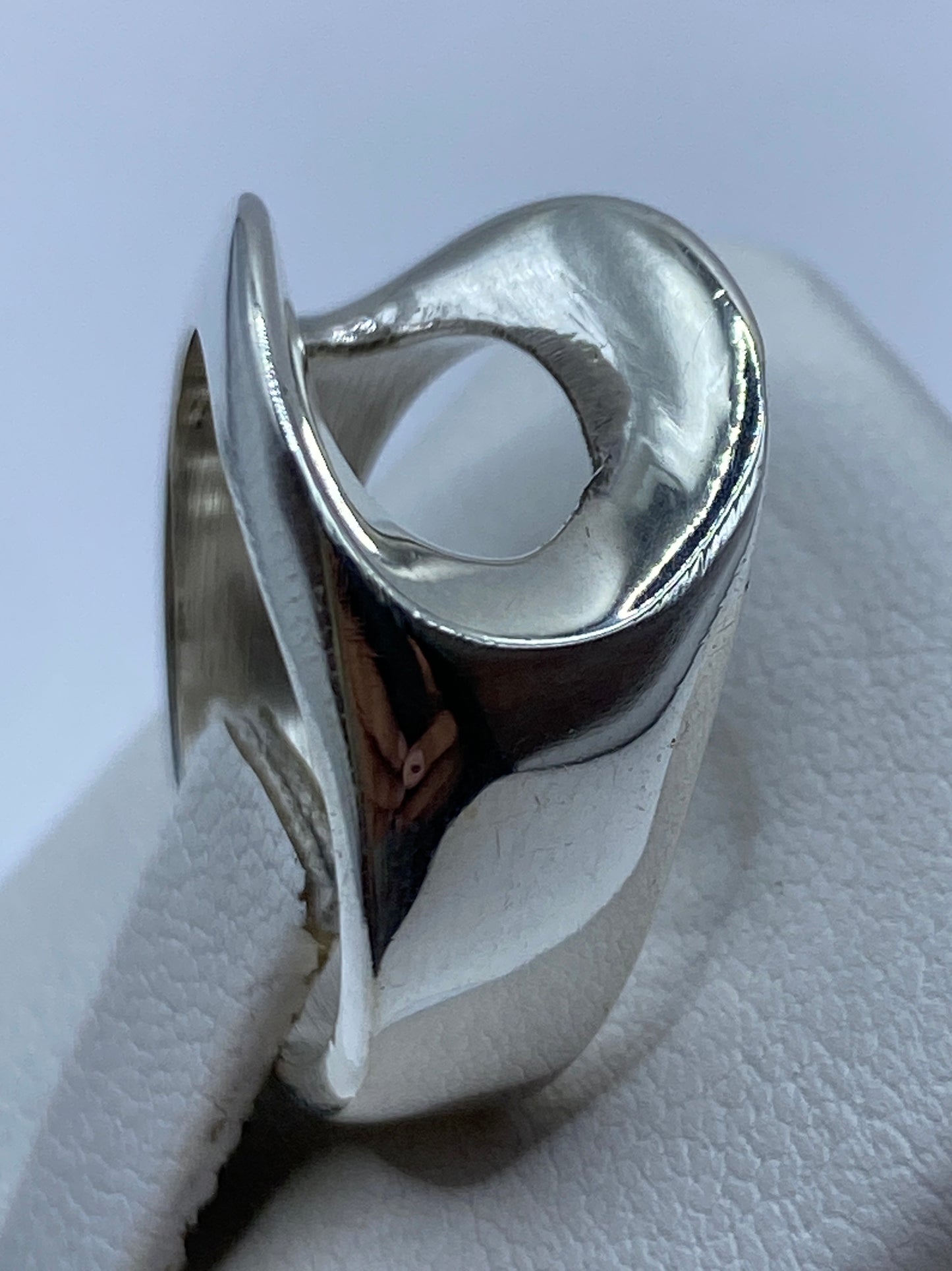 Anillo en estuche blanco, vista superior mostrando el sello 925 en la banda