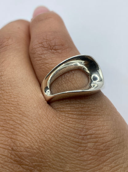 Anillo de plata puro sobre balanza de precisión, pesando 7.3 gramos