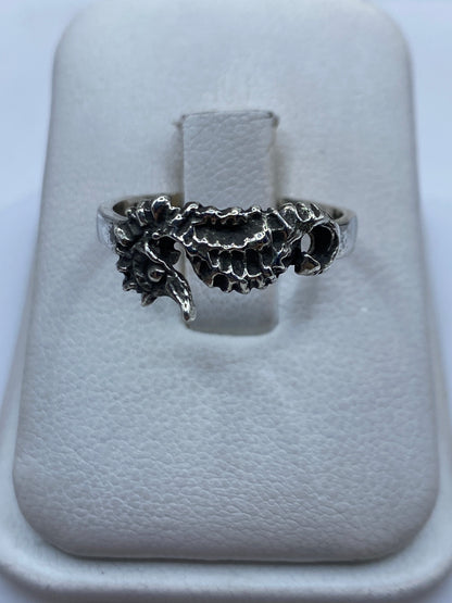Anillo de plata con diseño étnico ornamental texturado visto desde arriba en almohadilla