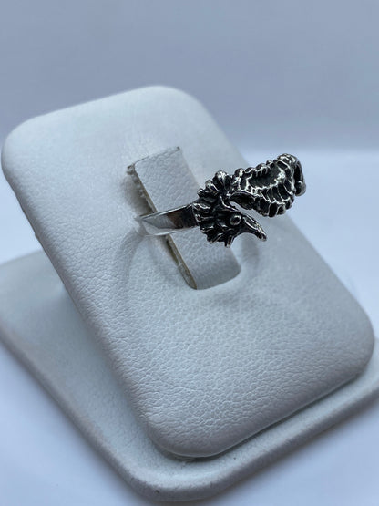 Detalle lateral del anillo mostrando la banda media y motivos texturados
