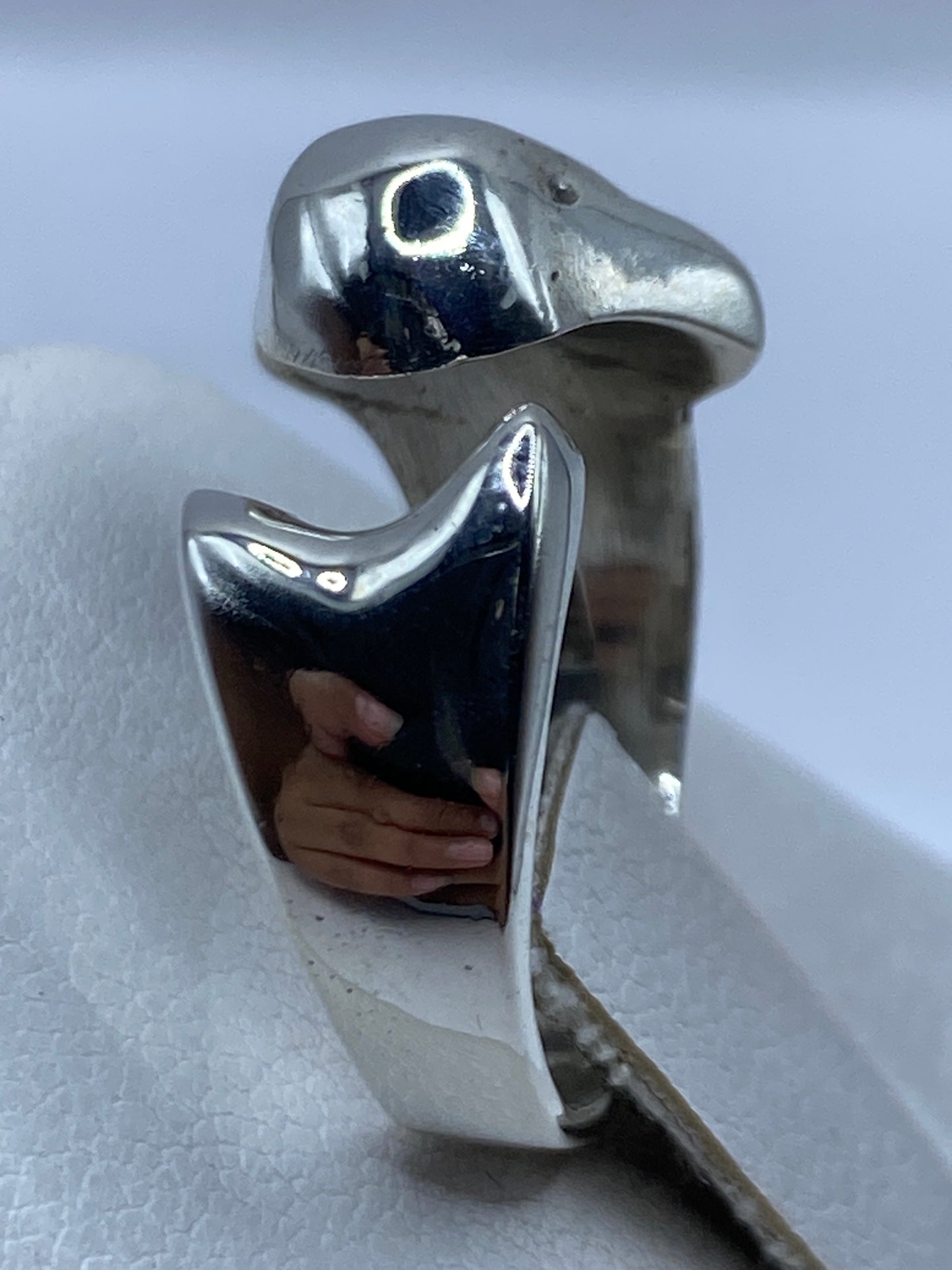 Detalle del sello .925 grabado en la parte interior del anillo de plata