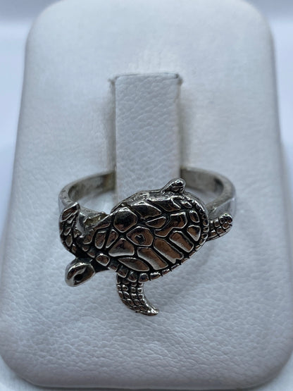 Anillo de plata .925 con diseño de tortuga marina en relieve, presentado en estuche blanco