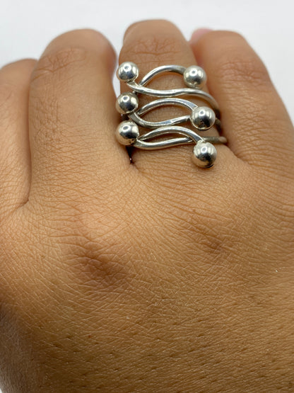 Anillo ajustable plata puro sobre báscula de precisión, peso de 6.4 gramos con sello .925