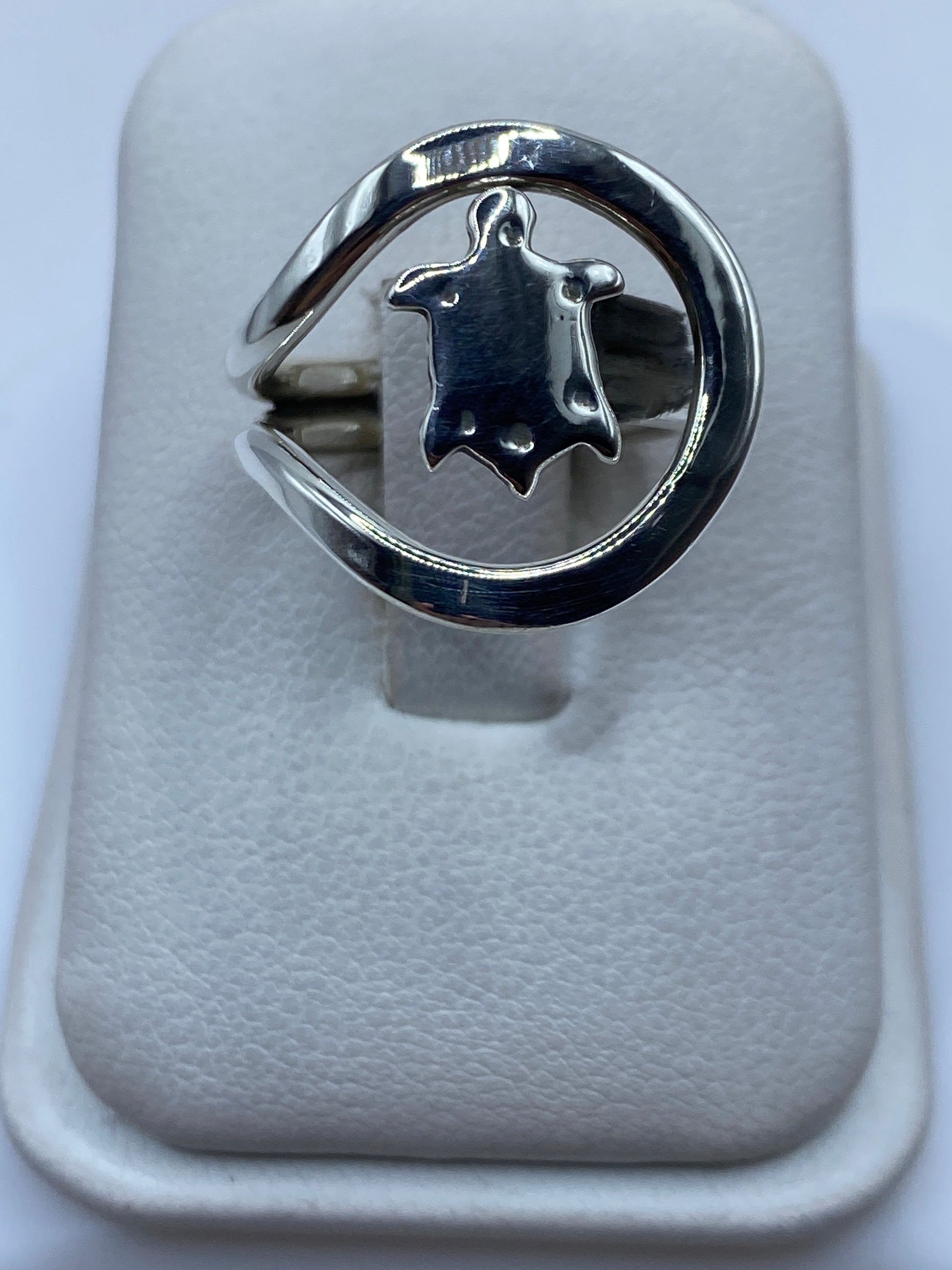 Anillo de plata .925 con ángel guardián en relieve visto de frente en fondo blanco