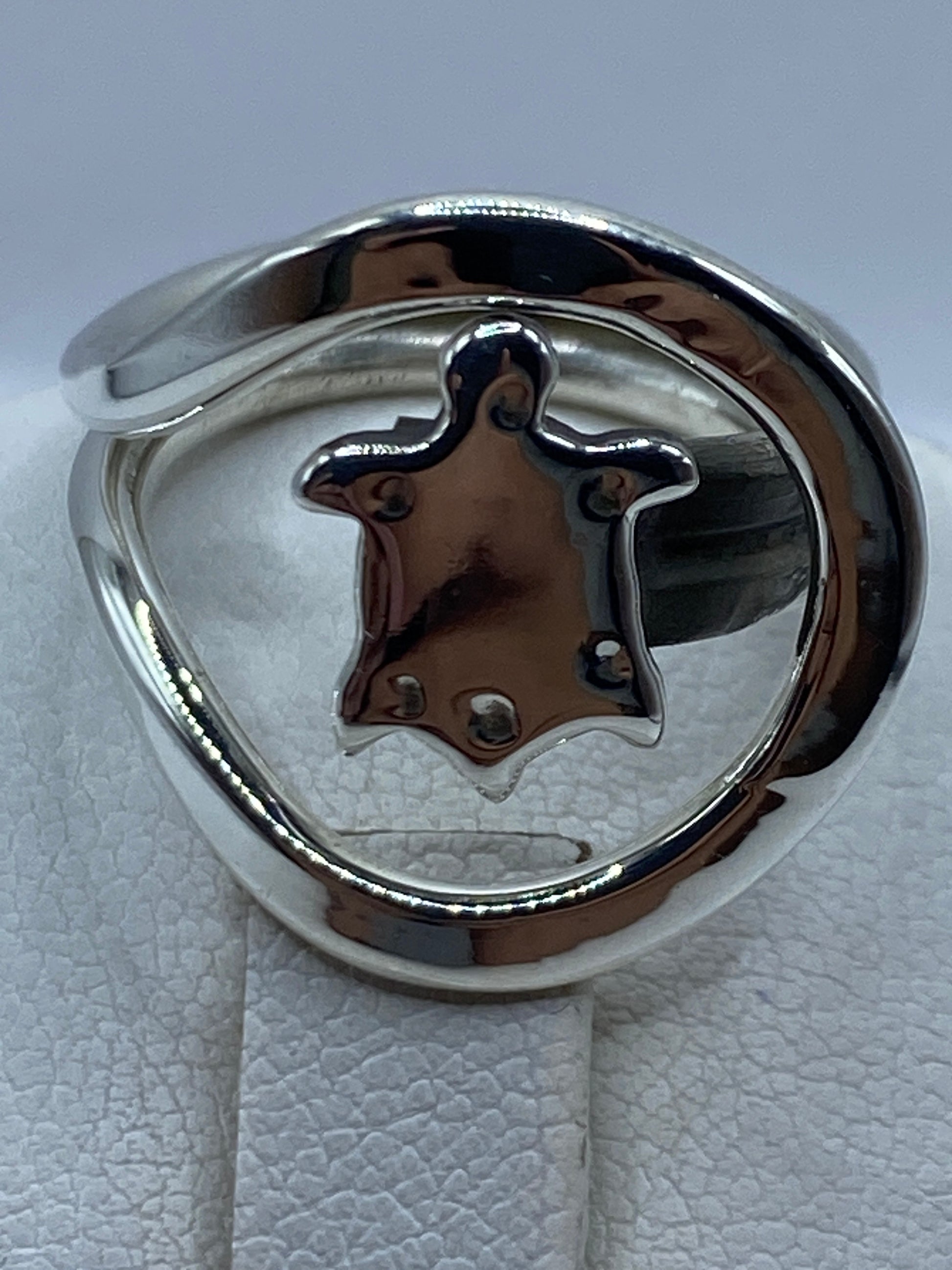 Anillo de ángel guardián usado en dedo, mostrando el detalle del grabado espiritual