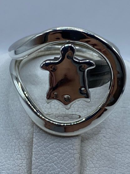 Anillo de ángel guardián usado en dedo, mostrando el detalle del grabado espiritual